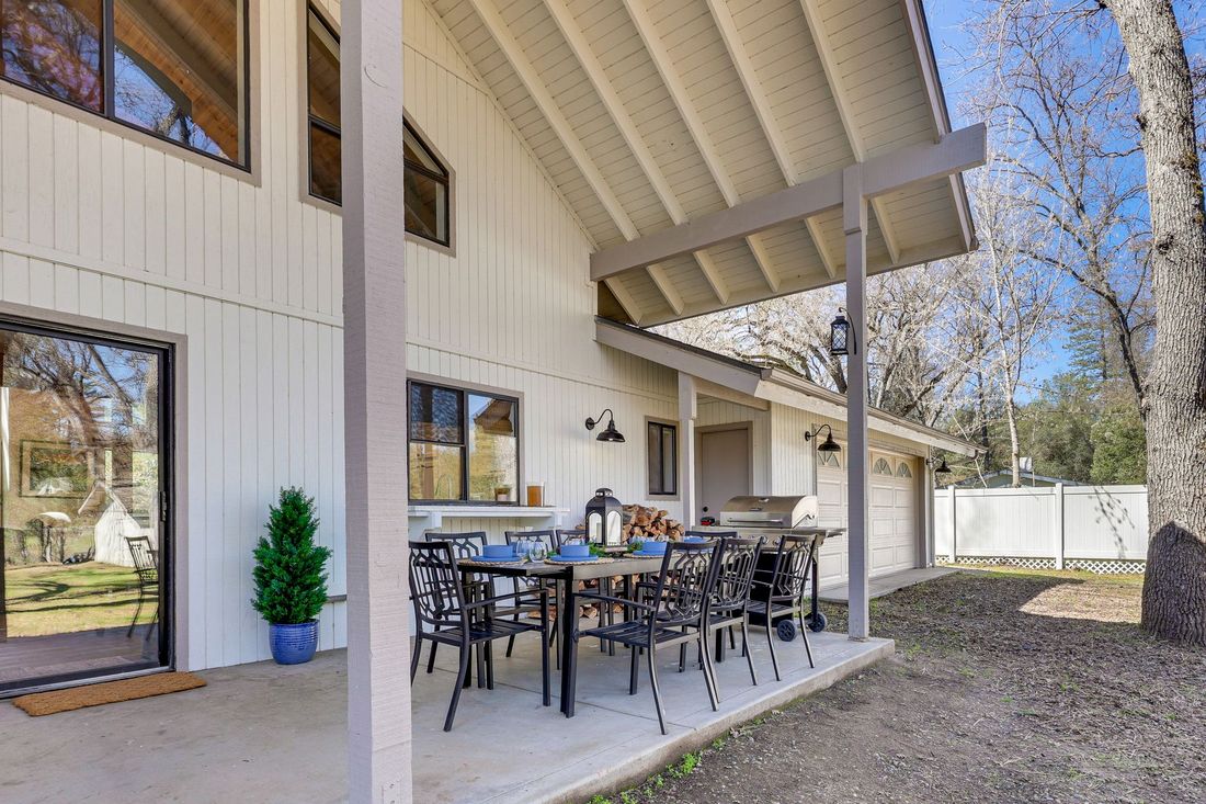 Faithful Oaks patio and hot tub