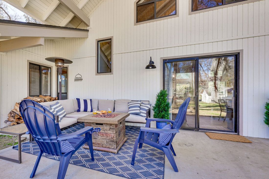 Covered patio lounge
