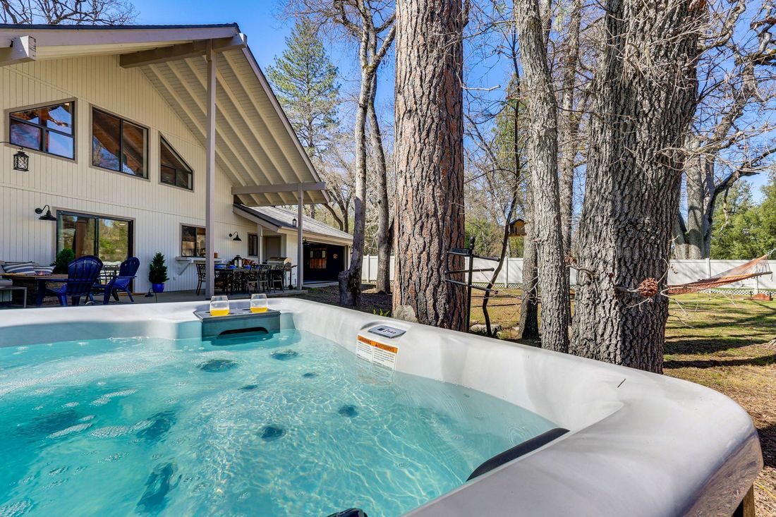 Hot tub in the oaks